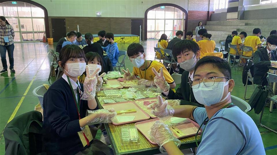 日本學生遊學鹿港國小 體驗鹿港名產鳳眼糕製作