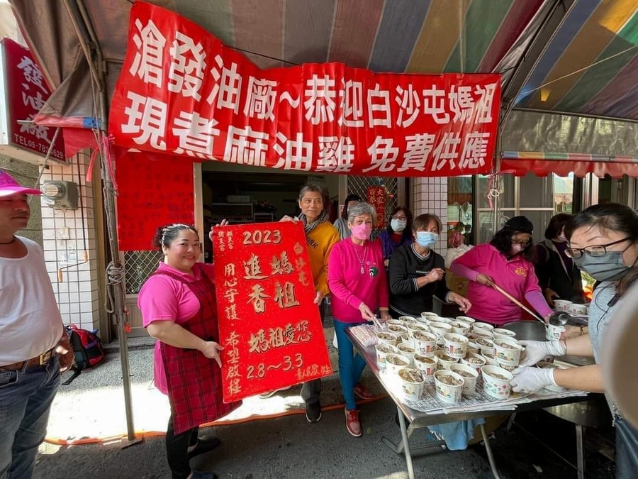 台灣最美的宗教活動不該是這樣 白沙屯媽祖遶境食物被丟棄馬路引爭議